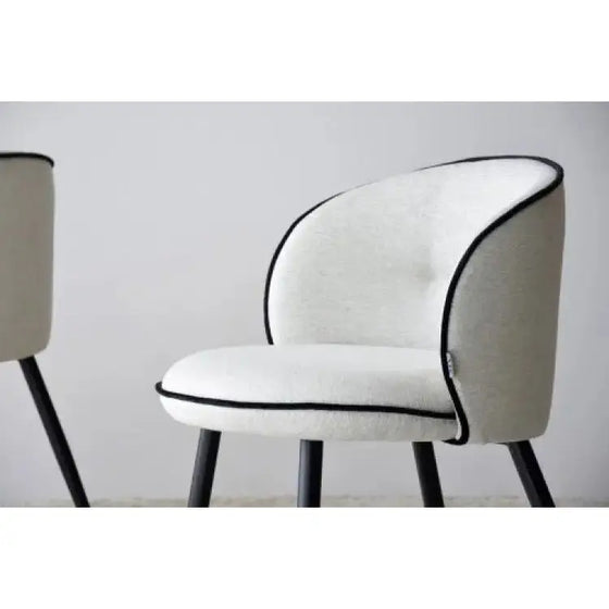 Un paquete de 2 sillas de comedor Luxus en beige y negro, perfectas para cualquier comedor.