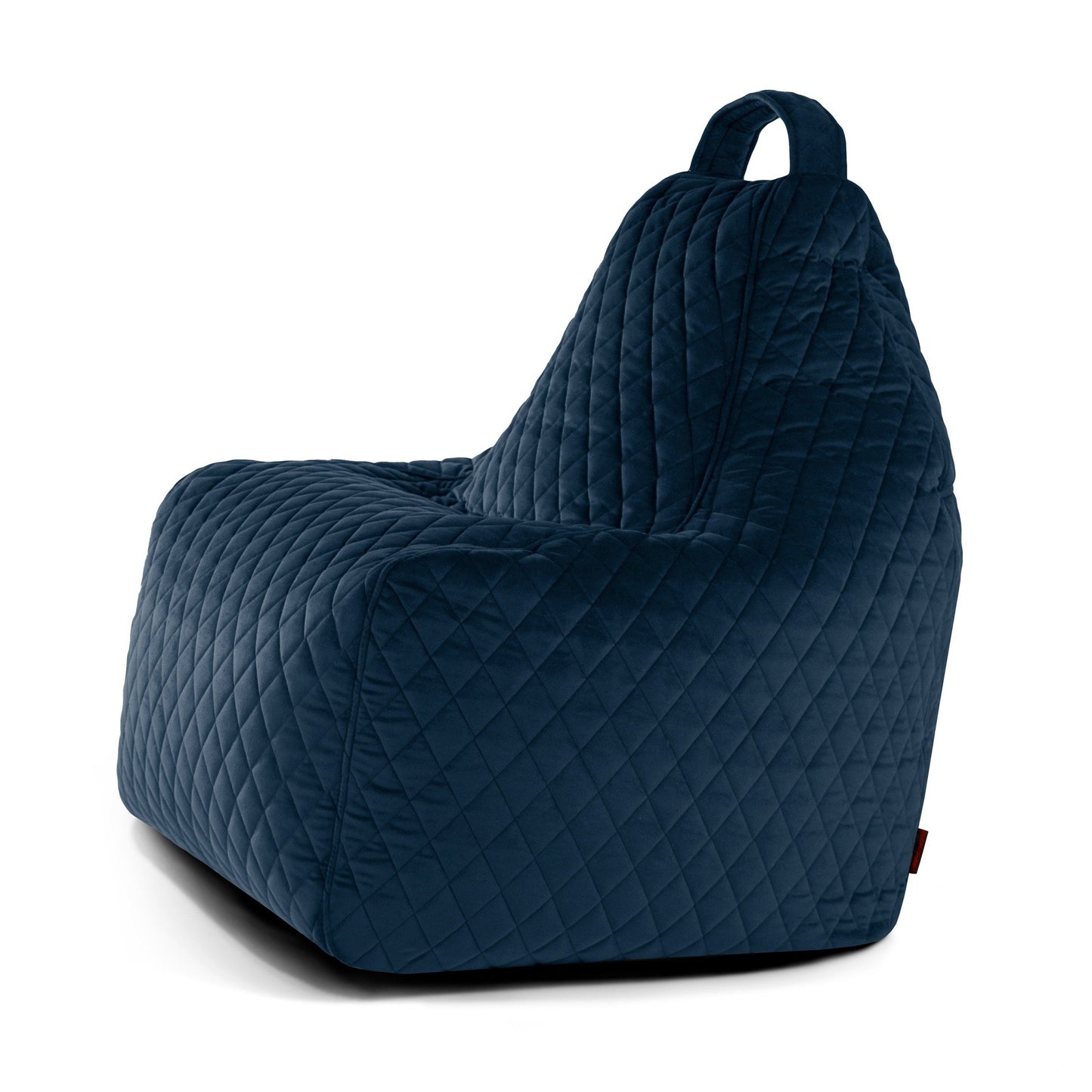 El Bean bag Play Lure Luxe es un sillón de terciopelo acolchado de color azul oscuro con respaldo alto y asa de transporte superior, que proporciona un asiento ergonómico. Se muestra desde el ángulo lateral trasero sobre fondo blanco.
