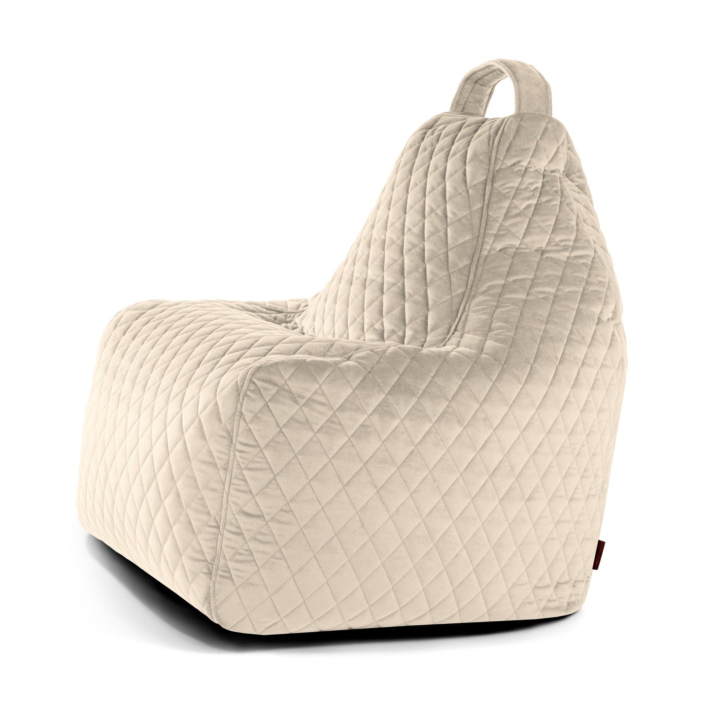 El Bean bag Play Lure Luxe, un sillón de terciopelo acolchado de color beige con respaldo alto y asa de transporte superior, se muestra inclinado sobre un fondo blanco.