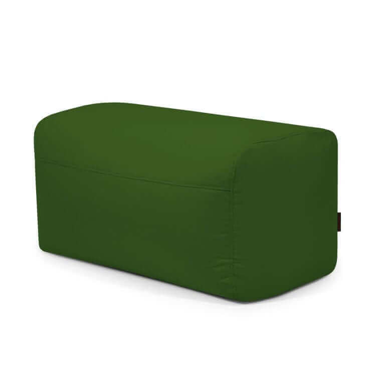 El Pouf Plus 100 Colorin es una otomana rectangular de color verde para exteriores, con un diseño ergonómico y una superficie de tela suave, que se presenta sobre un fondo blanco liso.