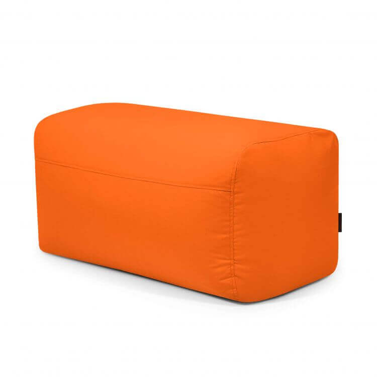 El Pouf Plus 100 Colorin - uso exteriores es una otomana rectangular de color naranja con tapicería de tela lisa y asiento ergonómico, que se muestra sobre un fondo blanco liso.