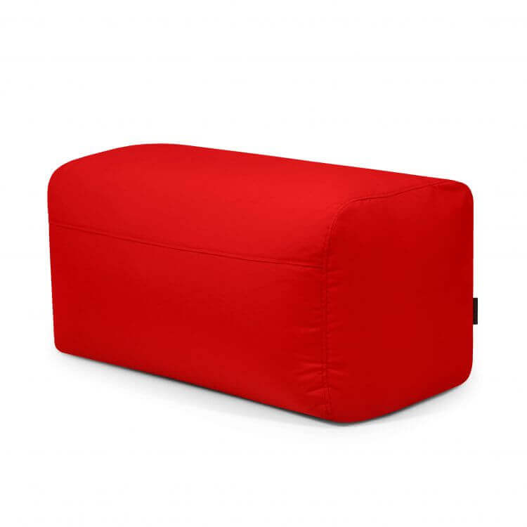 El Pouf Plus 100 Colorin es un puf rectangular de color rojo con tejido liso, bordes redondeados y asiento ergonómico, apto para exteriores, colocado sobre un fondo blanco liso.