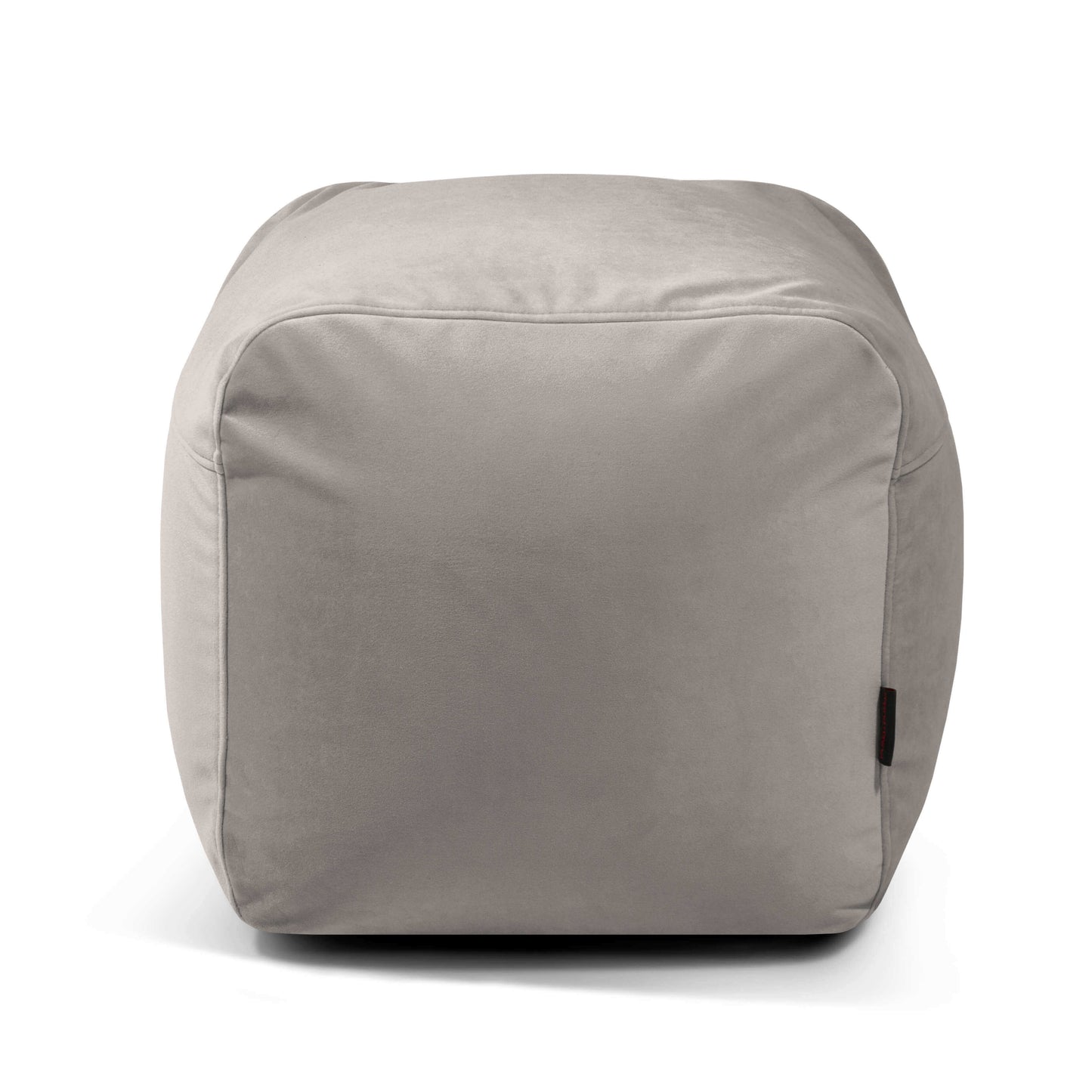 Un Pouf cuadrado de terciopelo compacto y ligero 50×50×35 cm PLUS 50 BARCELONA de color gris claro ofrece un asiento funcional con bordes lisos, perfecto para dormitorio o salón, mostrado sobre fondo blanco.