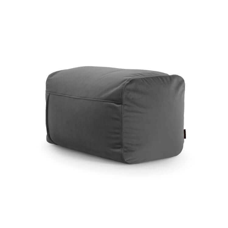 El Pouf rectangular de terciopelo compacto y ligero 70×60×45 cm PLUS 70 BARCELONA es moderno, ideal para dormitorio o salón como asiento extra, de color gris oscuro con tela suave y bordes pespunteados.