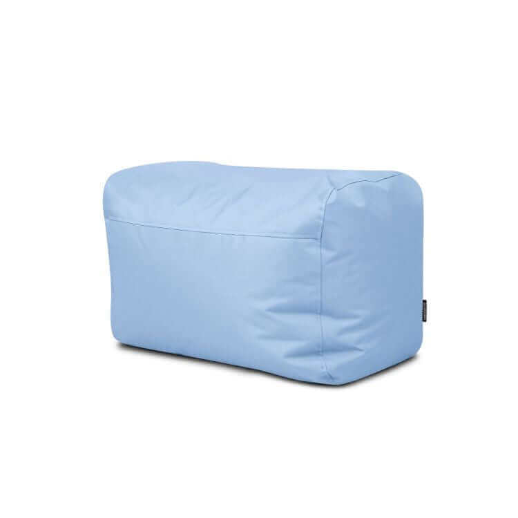 El PLUS 70 OX es un puf rectangular compacto y ligero (70×60×45 cm) con tejido brillante e impermeable en azul claro, de aspecto moderno -ideal para el dormitorio o el salón- que se muestra sobre un fondo blanco liso.