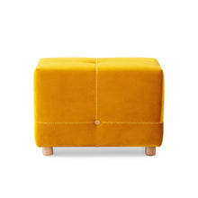  Una otomana rectangular de color amarillo mostaza con patas de madera, este Puff Cuadrado Tapizado Bottom es perfecto para cualquier diseño interior que busque incorporar muebles elegantes.