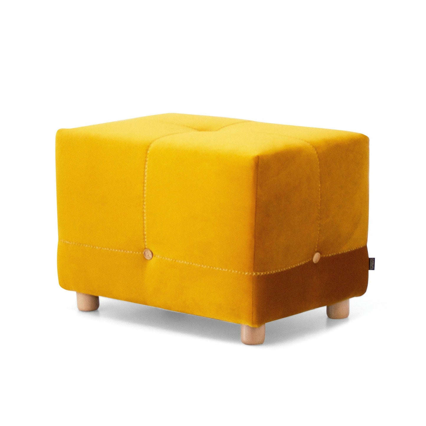 El Puff Cuadrado Tapizado Bottom es un puf rectangular amarillo con una textura suave y detalles de botones, que representa el diseño contemporáneo. Esta pieza de mobiliario versátil descansa sobre cuatro patas de madera y se destaca elegantemente sobre un fondo blanco.