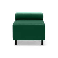  Vista frontal del Puff Cuadrado Tapizado Sebas, una moderna silla verde con patas negras y reposacabezas redondo, que encarna el diseño minimalista y ofrece comodidad.