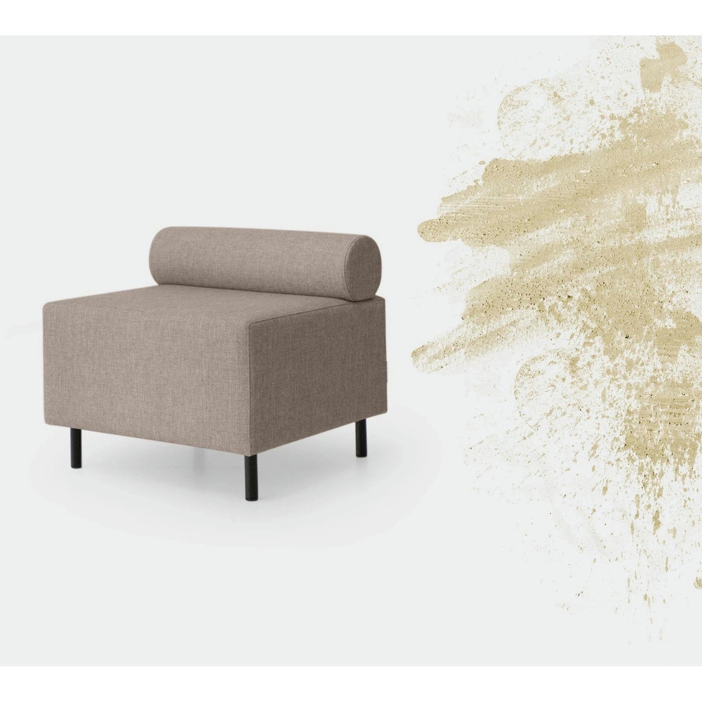 El Puff Cuadrado Tapizado Sebas en color beige, de forma de bloque con respaldo cilíndrico y patas de color negro, se posiciona junto a un patrón abstracto de pinceladas beige sobre un fondo claro, resaltando su diseño minimalista elaborado a partir de materiales de alta calidad.