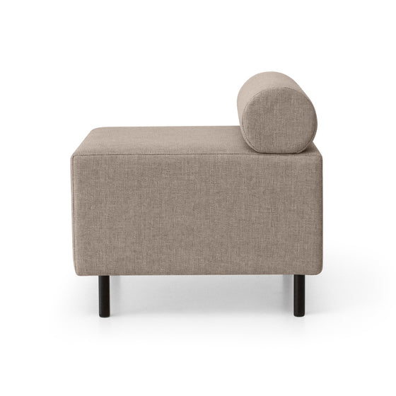 El Puff Cuadrado Tapizado Sebas es una silla tapizada en color beige, con reposacabezas cilíndrico en el lado derecho y cuatro patas negras, que encarna comodidad y diseño minimalista.