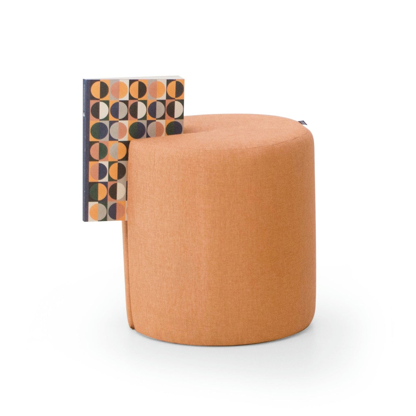 El Puff Redondo Tapizado Dal cuenta con almacenamiento integrado con un libro cuadrado que muestra patrones geométricos en su ranura lateral y ofrece tapizado personalizable para una elegancia a medida.