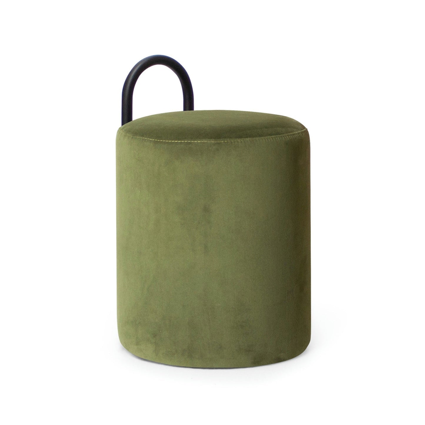 El Puff Redondo Tapizado Horn A es un taburete cilíndrico verde que presenta un asa negra en la parte superior y presenta líneas elegantes que complementan el mobiliario contemporáneo moderno.