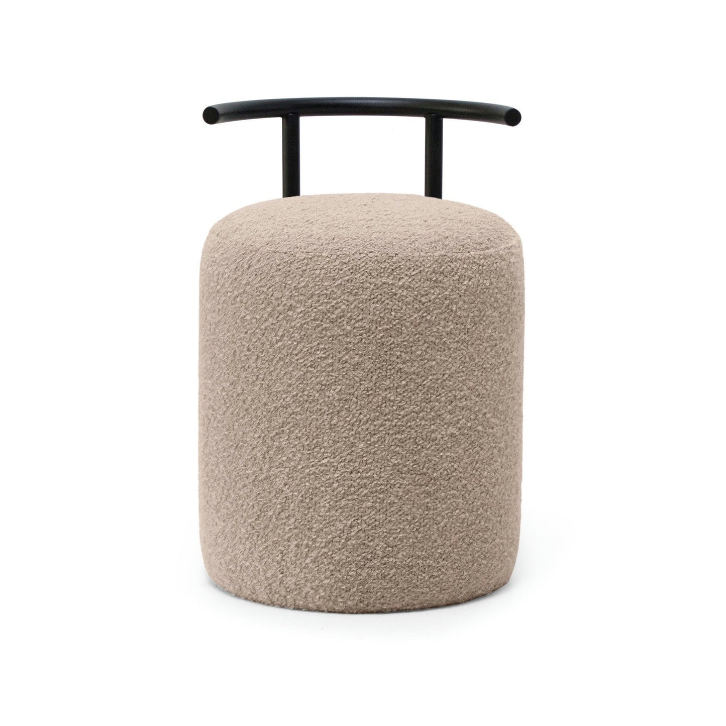 El Puff Redondo Tapizado Horn C muestra un diseño contemporáneo con su asiento cilíndrico beige y su elegante respaldo de barra de metal negro.