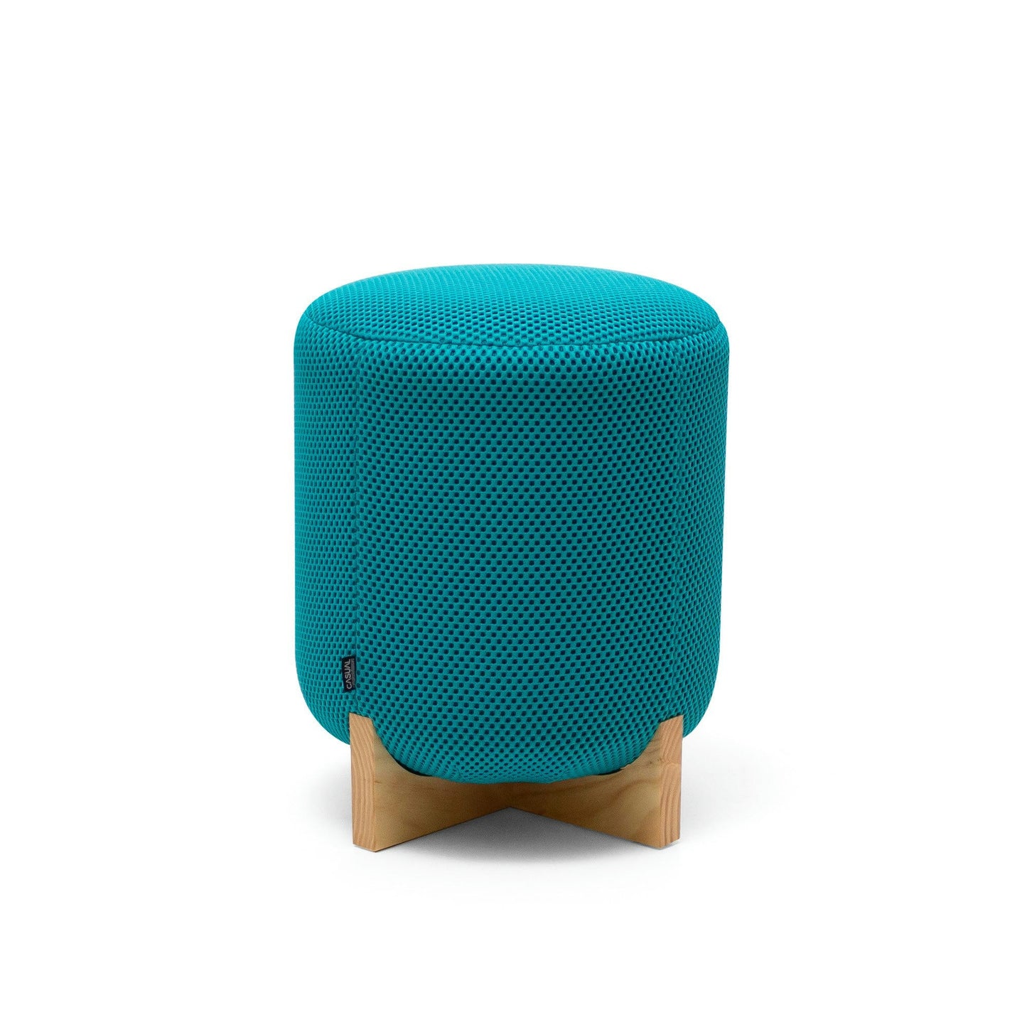 El Puff Redondo Tapizado Kryss en turquesa presenta una forma cilíndrica con textura de malla, perfectamente equilibrada sobre una base de madera en forma de X, reflejando un diseño moderno en todas partes.