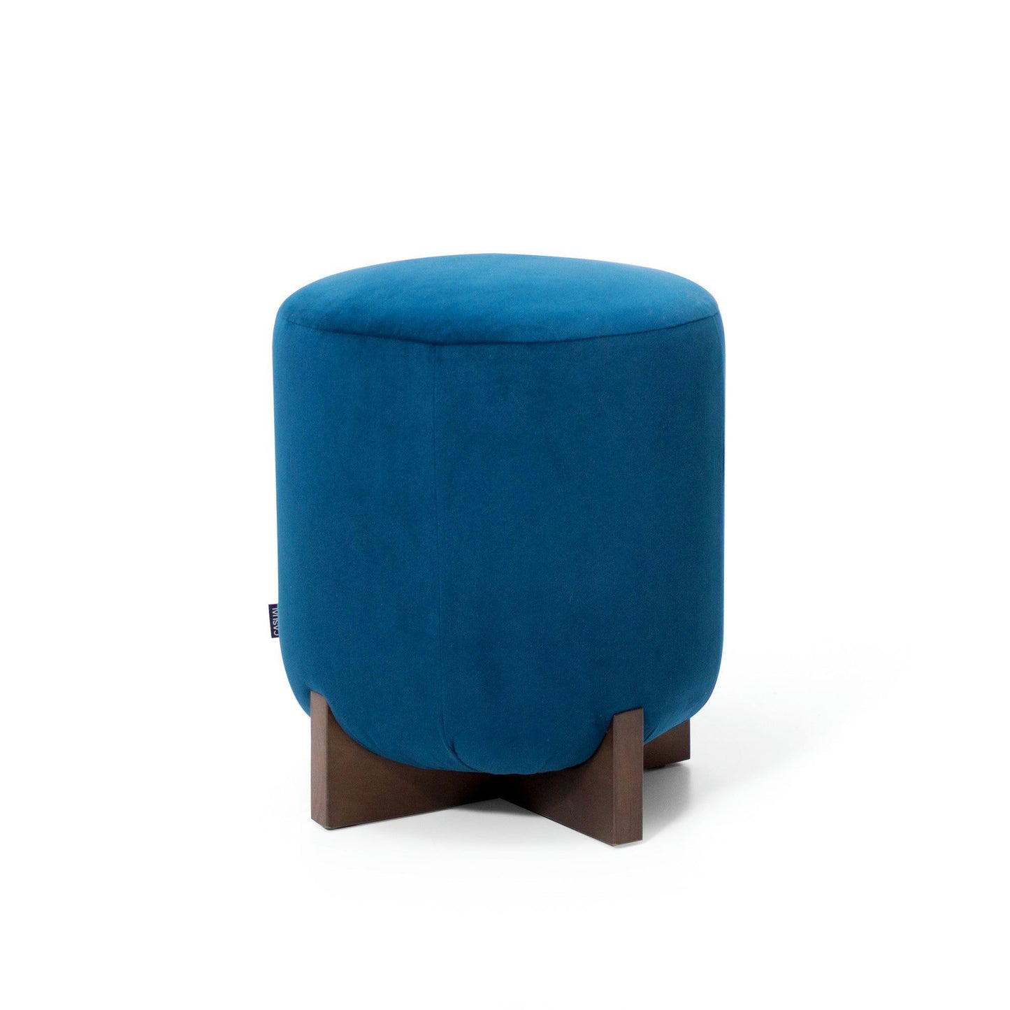 Experimente el encanto del Puff Redondo Tapizado Kryss, un puf cilíndrico azul con una suave textura de terciopelo y una base de madera en forma de cruz. Esta pieza combina el diseño moderno con la elegancia y ofrece opciones personalizables para adaptarse a su gusto personal.