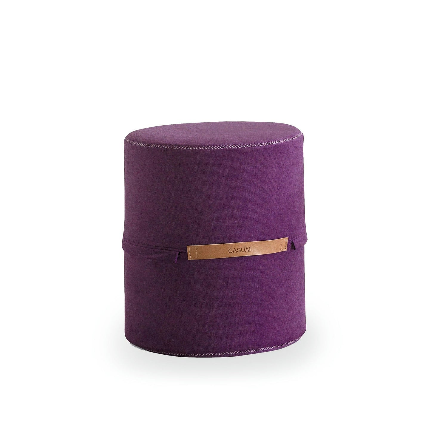 El taburete Puff Redondo Tapizado Pull es un taburete cilíndrico morado con una costura cosida en el medio, que presenta una pequeña etiqueta de color tostado y un cinturón decorativo de cuero. Su diseño minimalista agrega elegancia a cualquier espacio.