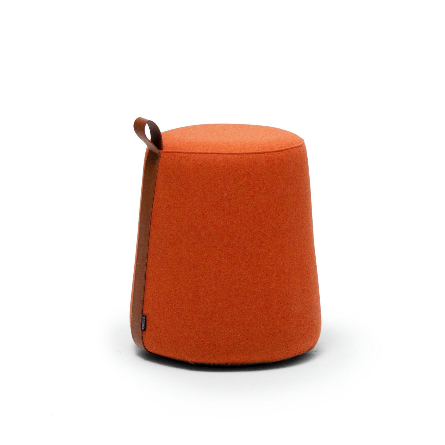 El Puff Redondo Tapizado Ringe presenta un tapizado cilíndrico de color naranja, un asa de bucle marrón para un diseño moderno, sobre un fondo blanco.