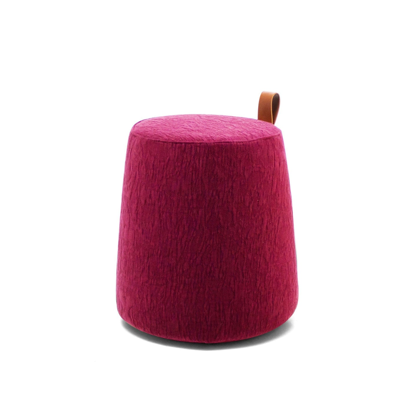 El Puff Redondo Tapizado Ringe es un moderno puf cilíndrico rojo con una superficie de tela texturizada y un asa de bucle marrón, que incorpora un diseño moderno elegante ideal para cualquier entorno de mobiliario contract.