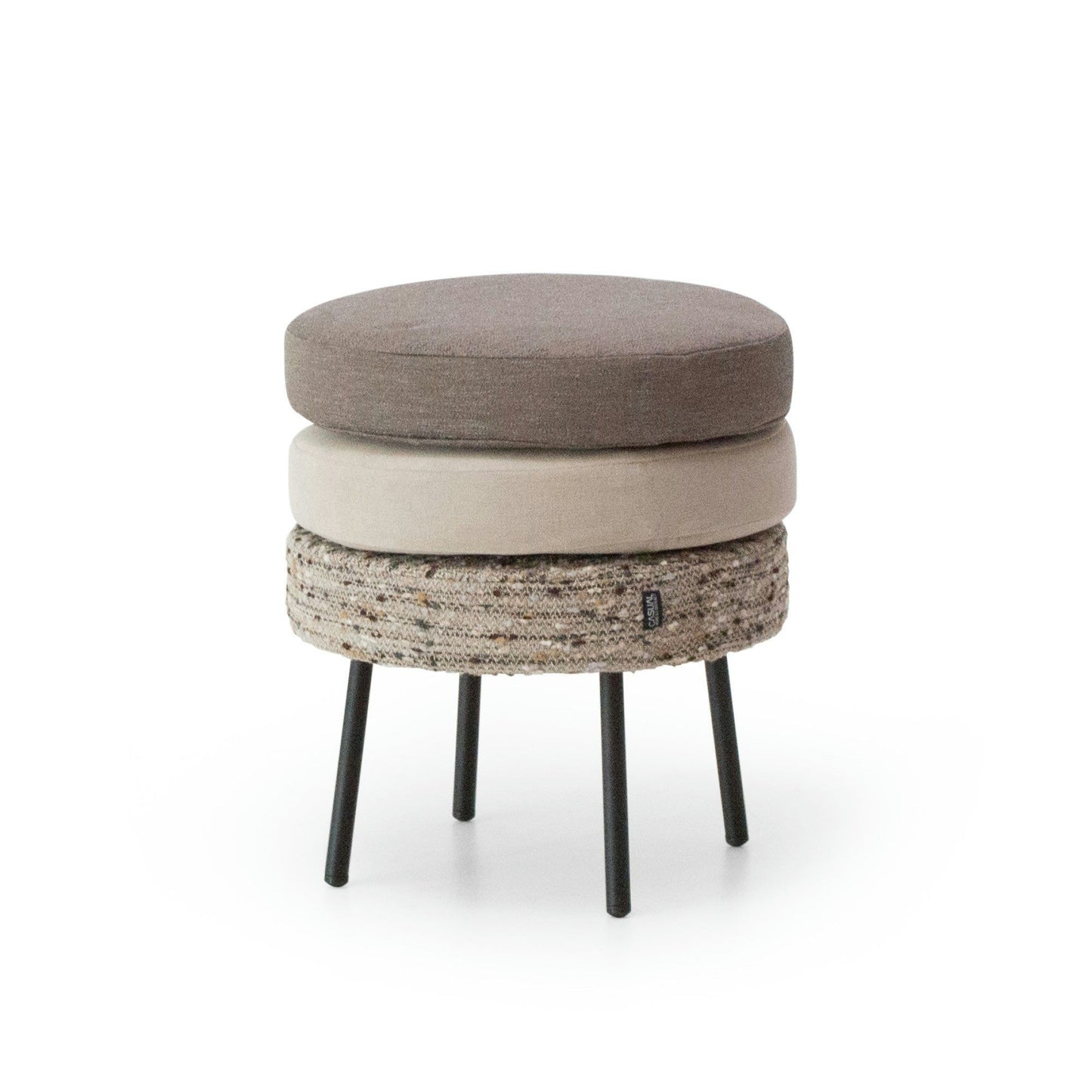 El Puff Redondo Tapizado con Patas de Metal Hambur presenta un diseño redondo de tres niveles con capas de tela marrón, beige y tejida, sostenidas por cuatro elegantes patas de metal.