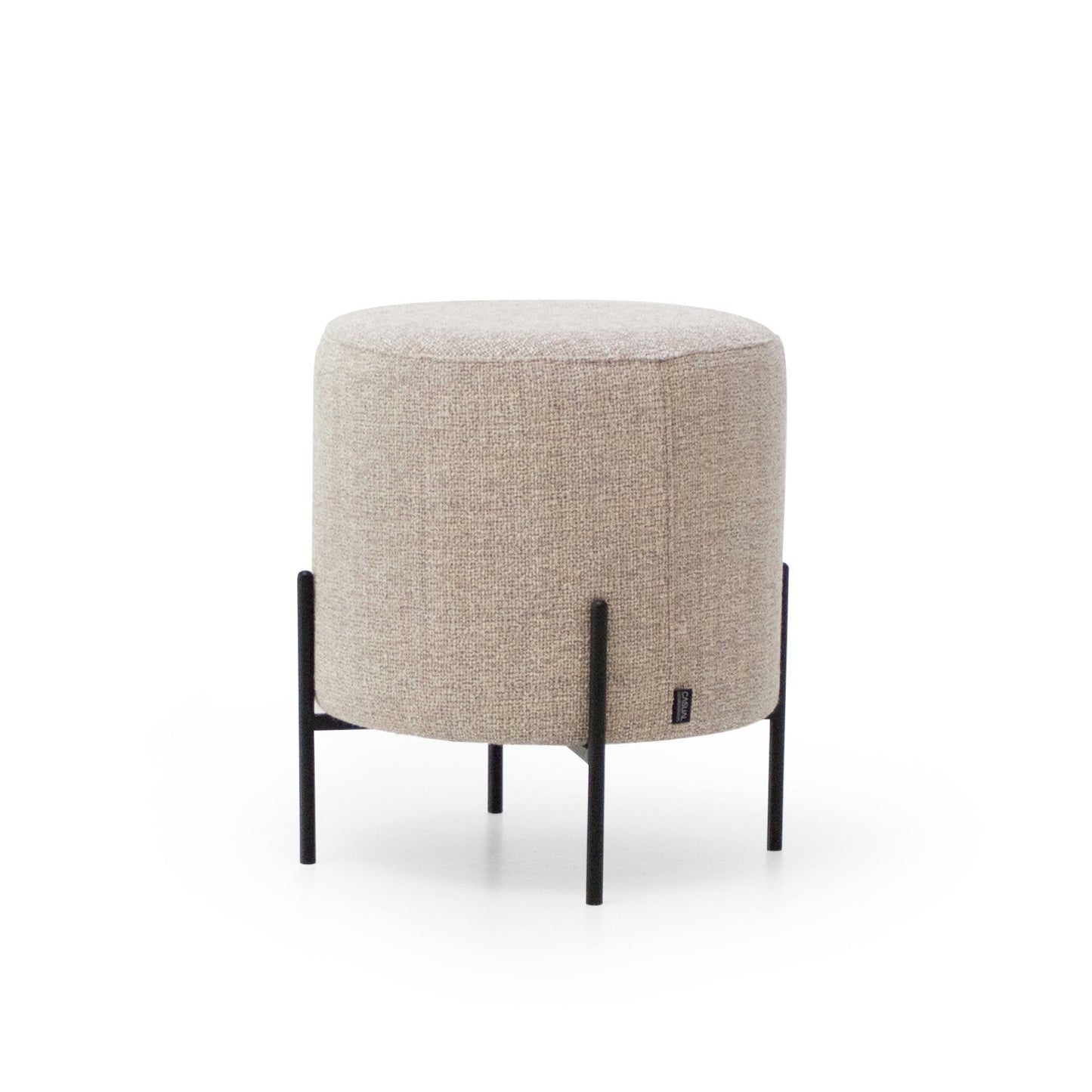 El Puff Redondo Tapizado con Patas de Metal Round es un otomano tapizado en color beige con un elegante marco de metal negro y un diseño personalizable, sostenido por cuatro resistentes patas de metal.