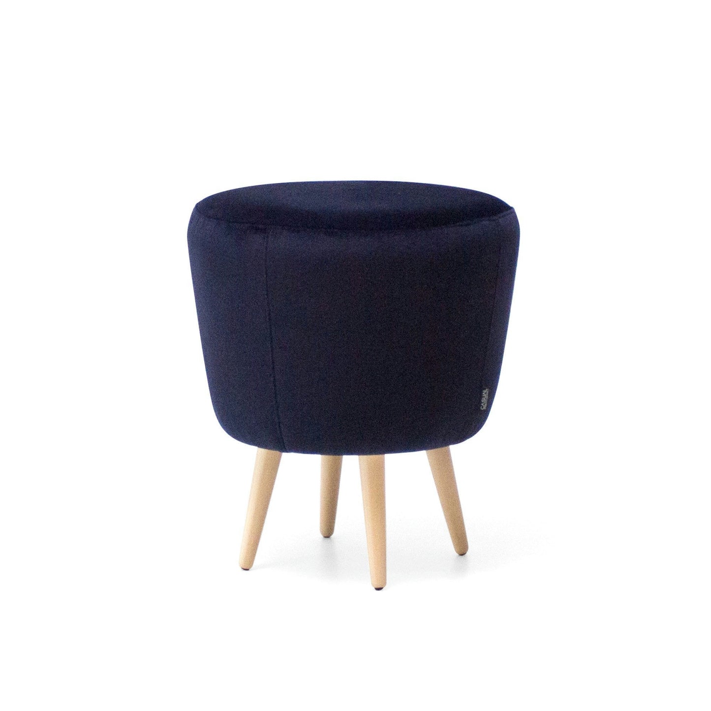 El Puff Redondo Tapizado con patas Jakoff, en color azul marino, se alza elegantemente sobre cuatro patas de madera clara, resaltando su diseño nórdico sobre un fondo blanco limpio.