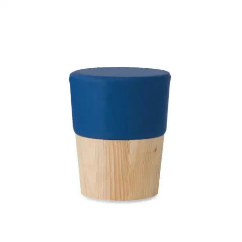 El Puff Redondo Tapizado y Madera de Pino Conny es un pequeño taburete de madera con asiento redondo acolchado de color azul, elaborado con elegante madera de pino.