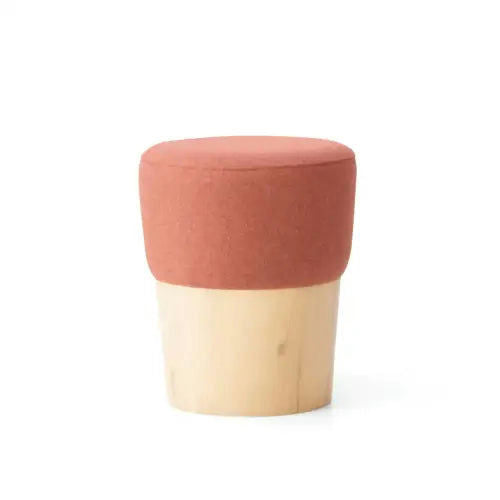 El Puff Redondo Tapizado y Madera de Pino Conny presenta una base cilíndrica de pino y una tapa redonda acolchada de color rojo anaranjado, que refleja el estilo escandinavo.