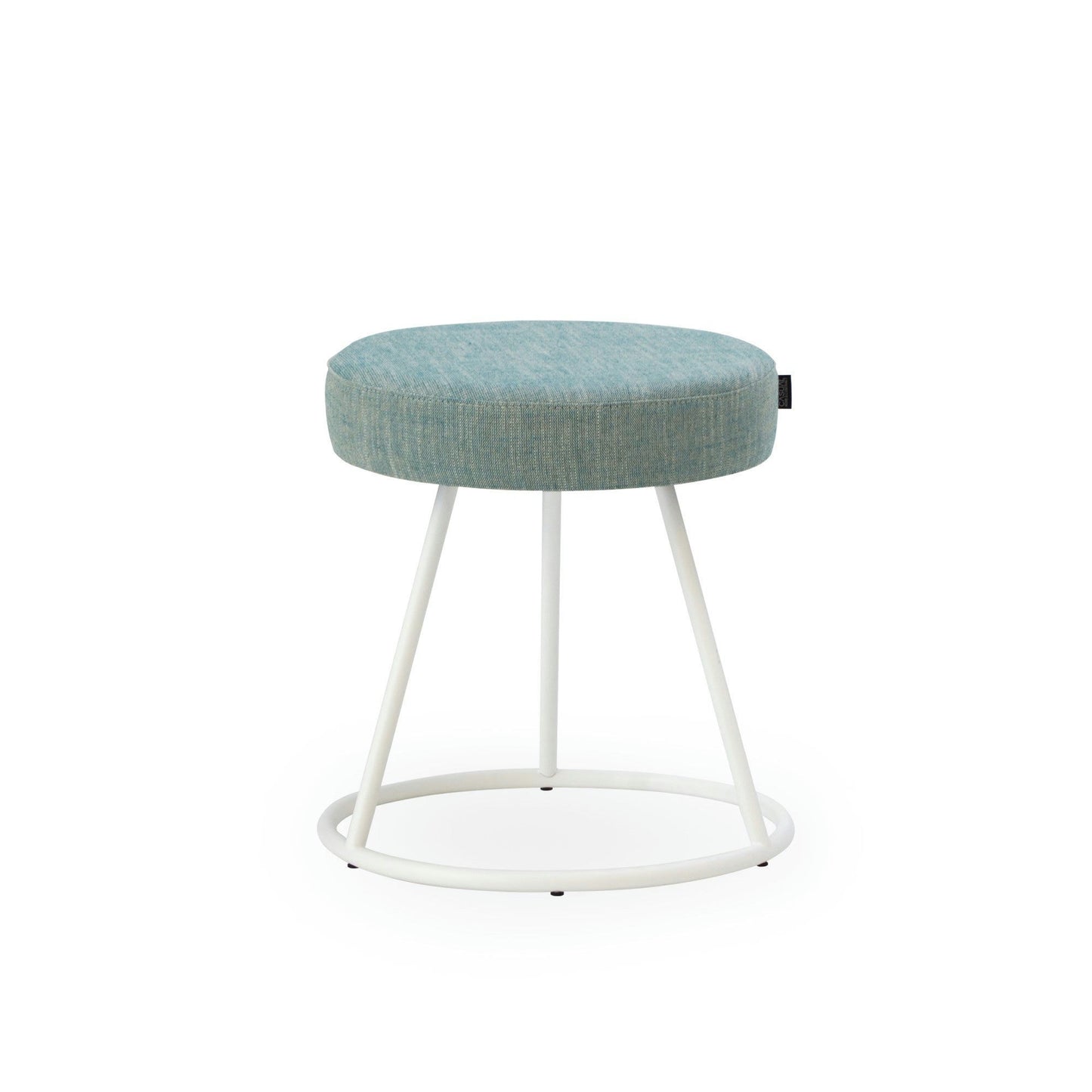 El Puff Redondo Tapizado y Metal Vita presenta un asiento acolchado de color azul claro sobre un diseño moderno con patas de metal blanco y una elegante base circular.