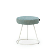  El Puff Redondo Tapizado y Metal Vita presenta un asiento acolchado de color azul claro sobre un diseño moderno con patas de metal blanco y una elegante base circular.