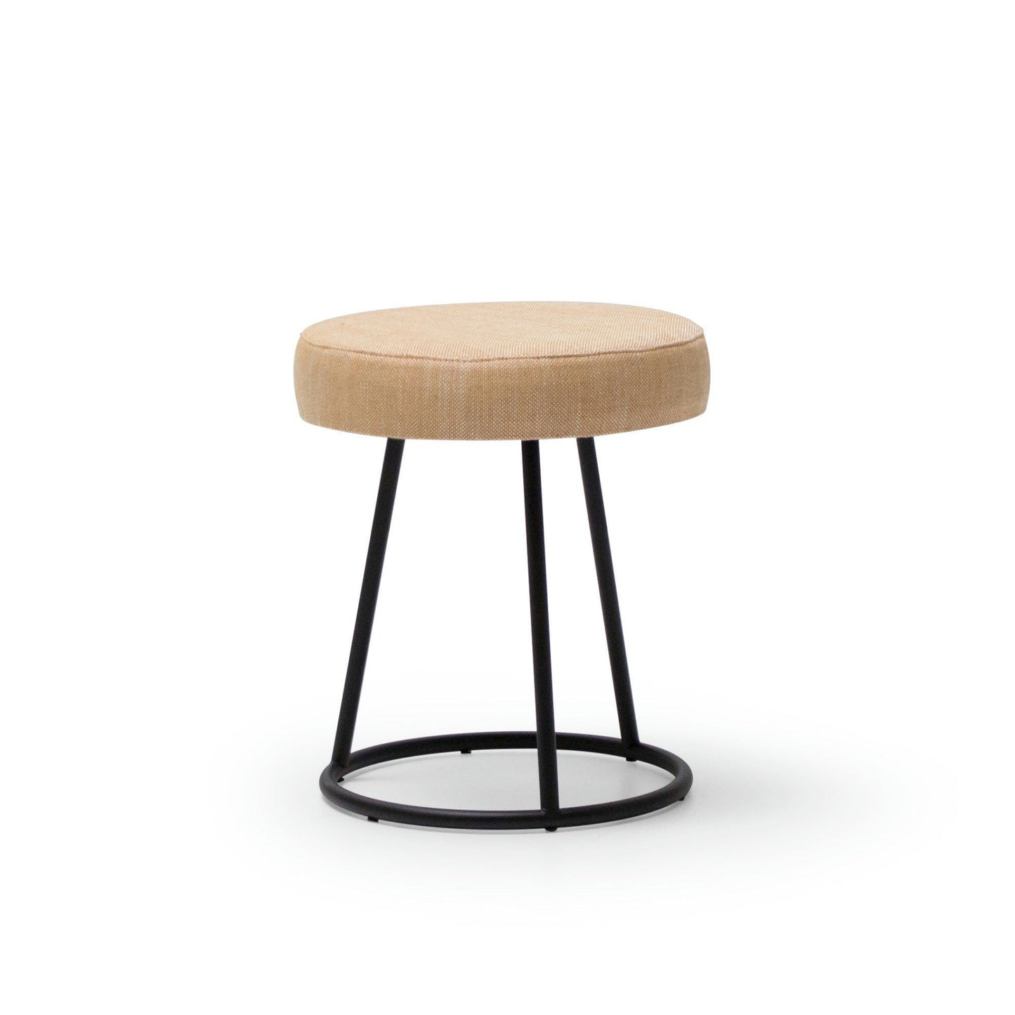El Puff Redondo Tapizado y Metal Vita cuenta con un asiento acolchado en color beige y una elegante estructura metálica negra, que encarna un diseño moderno.
