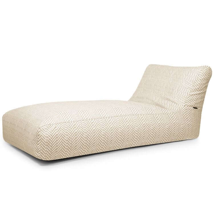 La Puff Jardin Bean bag Sunbed 90 Zarzuela Impermeable es una tumbona de exterior de color beige con un sutil diseño de espiga y un respaldo en ángulo, ideal como una elegante puf tipo tumbona para su terraza jardin.