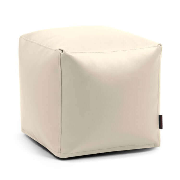 ¡El puf Up! Outside - uso exteriores es una otomana beige en forma de cubo para uso exterior, con tapicería lisa y minimalista con costuras visibles sobre fondo blanco.
