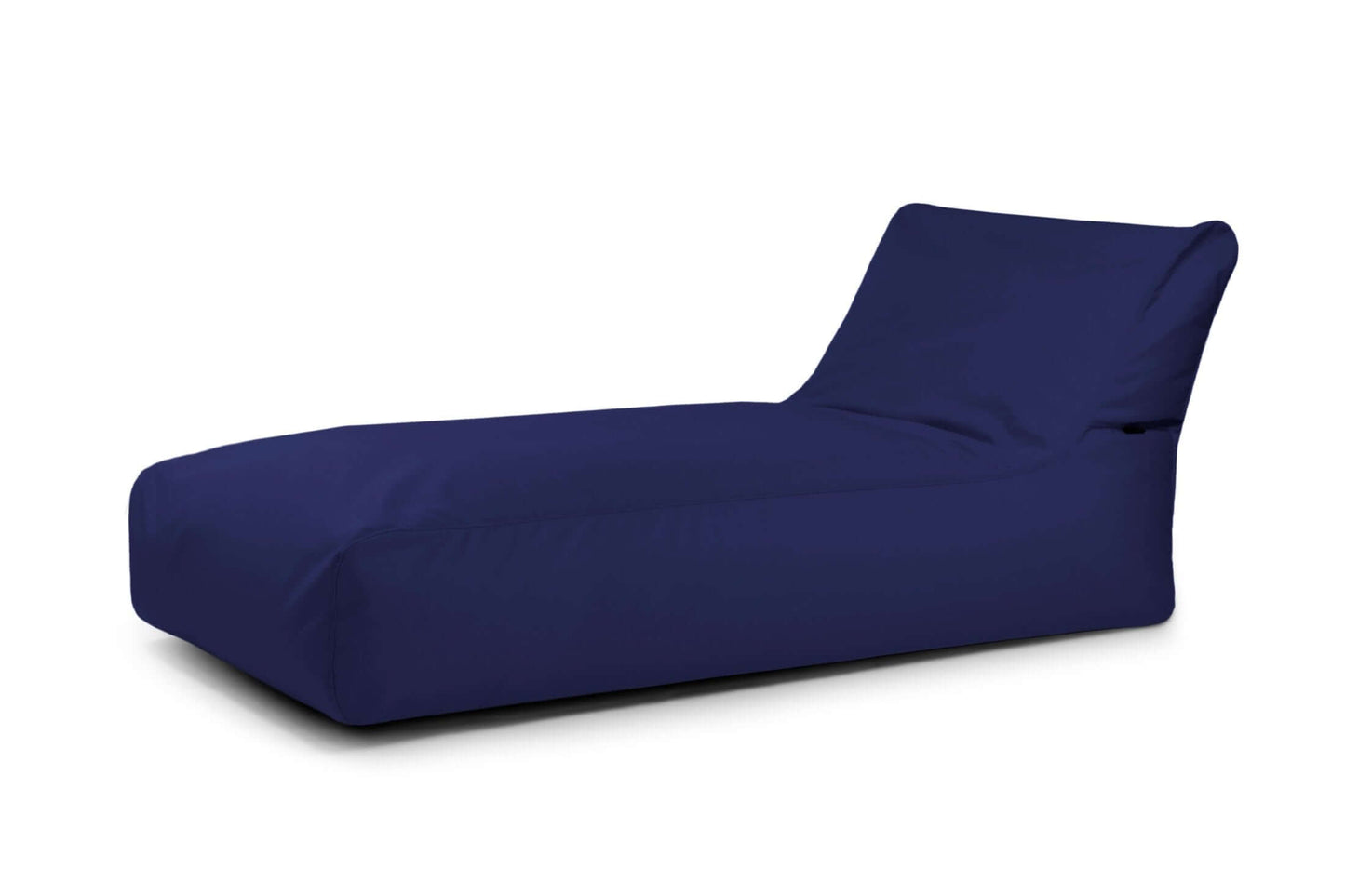 La tumbona Bean bag 90 Colorin es una tumbona acolchada para exteriores de color azul oscuro con un diseño bajo y moderno y respaldo en ángulo, ideal como elegante tumbona terraza, mostrada sobre un fondo blanco liso.