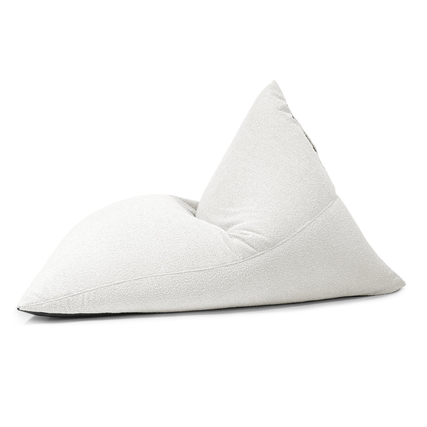 Un blanco, triangular Bean bag puff grande de tela bouclé y resistente quemaduras 155×120×95 cm RAZZMATAZZ MADU, se muestra desde el lado sobre un fondo blanco-ideal para descanso con estilo en salón o dormitorio.