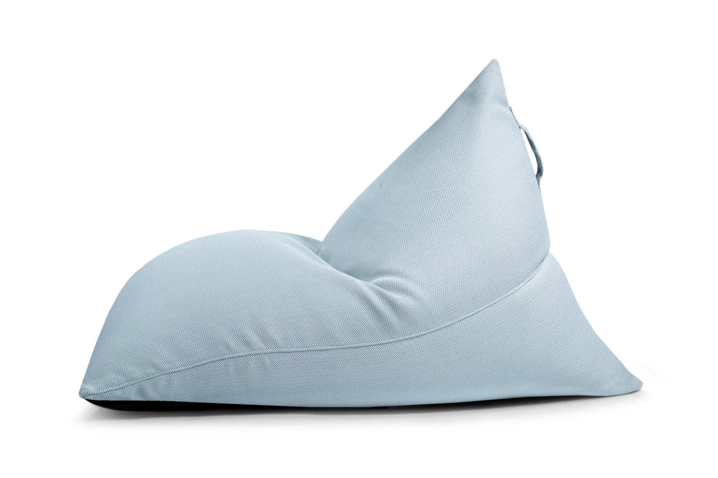 Vista lateral del Bean bag puff azul claro grande RAZZMATAZZ CANARIA (155×120×95 cm), fabricado con tejido extra suave e hidrófugo para uso exterior, sobre fondo blanco, que ofrece comodidad ergonómica para relajarse.