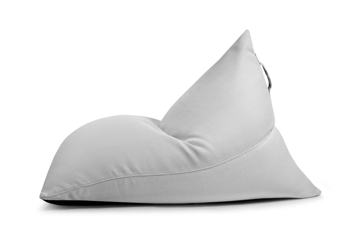 A gris claro, triangular Bean bag puff grande RAZZMATAZZ CANARIA de tela repelente al agua y extra suave (155×120×95 cm), con asa superior, ofrece asiento ergonómico; mostrado de lado sobre fondo blanco.