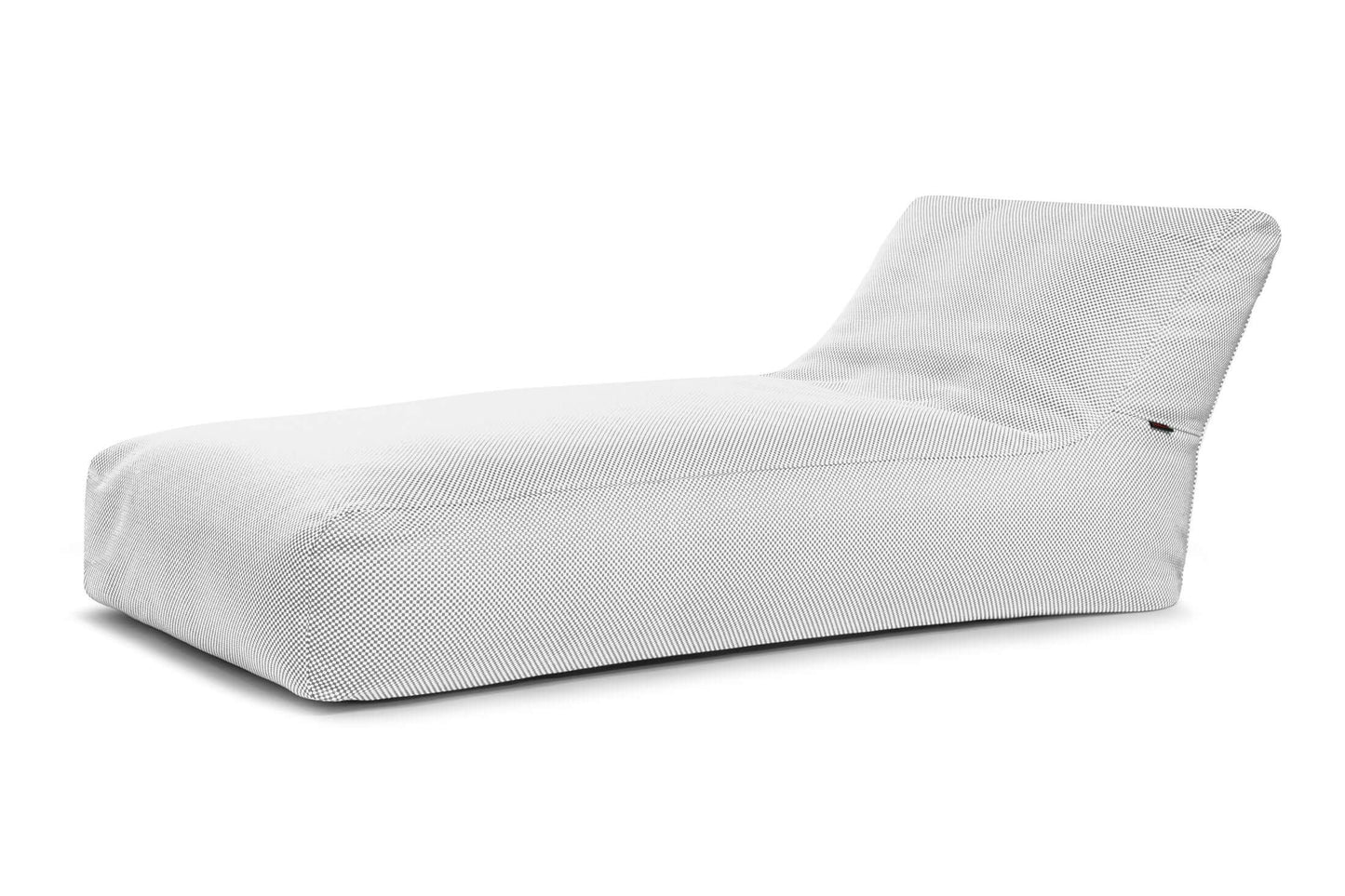 La tumbona Bean bag 90 Capri - uso exterior es una moderna y minimalista tumbona blanca con un suave tejido texturizado y un respaldo curvado, perfecta para relajarse al aire libre sobre un fondo blanco liso.