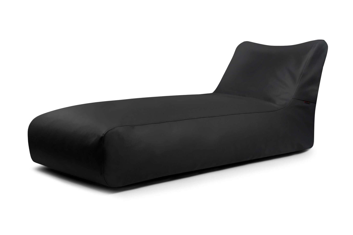 La tumbona Bean bag 90 Outside es una moderna tumbona negra con un diseño suave y minimalista y un respaldo ligeramente inclinado, perfecta como chaise longue elegante para espacios exteriores con estilo.