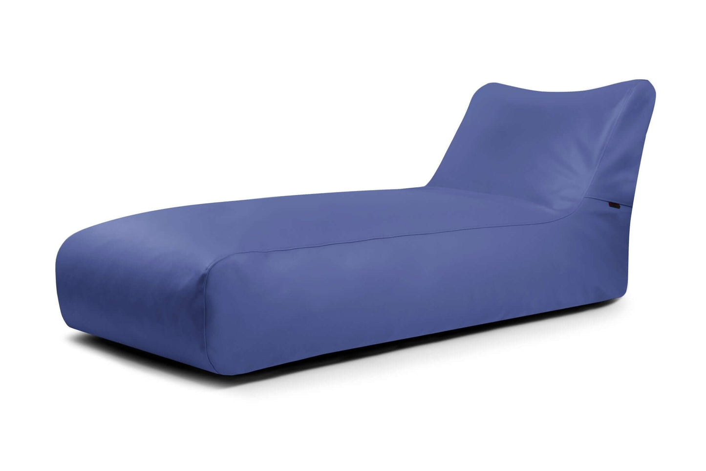 La Bean bag Sunbed 90 Outside - uso exteriores es una moderna tumbona azul de diseño rectangular minimalista y respaldo en ángulo, que hace las veces de elegante tumbona sobre fondo blanco.