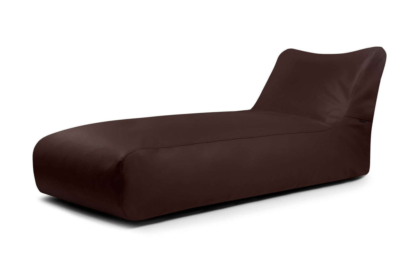 El Bean bag Sunbed 90 Outside presenta un moderno exterior marrón, un suave diseño minimalista y un respaldo ligeramente reclinado, ideal para exteriores, que se muestra sobre un fondo blanco.