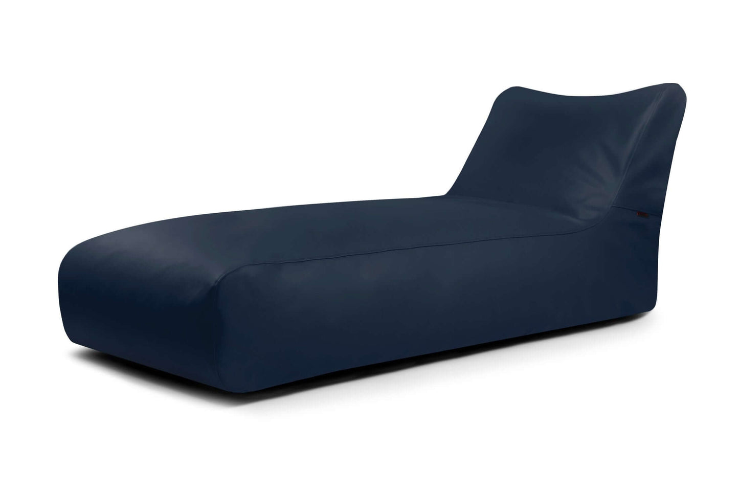 Una Bean bag Sunbed 90 Outside de color azul oscuro, diseñada para su uso en exteriores con un estilo suave y minimalista y sin patas visibles, se muestra sobre un fondo blanco liso.