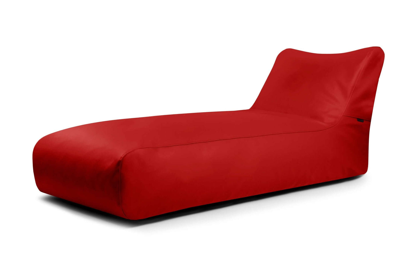 Un moderno Bean bag Sunbed 90 Exterior rojo con asiento bajo y respaldo en ángulo, sobre un fondo blanco, perfecto como tumbona ergonómica con estilo para relajarse al aire libre.