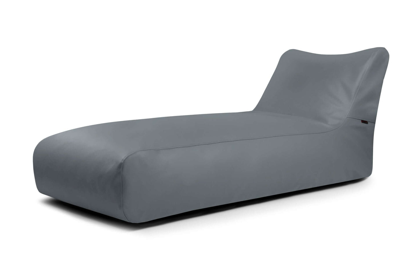 La tumbona Bean bag 90 Outside - uso exteriores es una moderna tumbona gris con un diseño suave y minimalista y un respaldo suavemente reclinado, que se muestra sobre un fondo blanco.