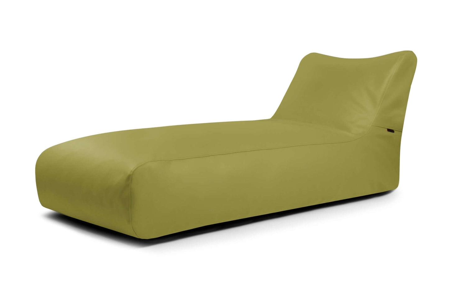 El Bean bag Sunbed 90 Outside, diseñado para su uso en exteriores, presenta un moderno exterior de color verde oliva con un aspecto suave y minimalista y un respaldo ligeramente inclinado, que se muestra sobre un fondo blanco.