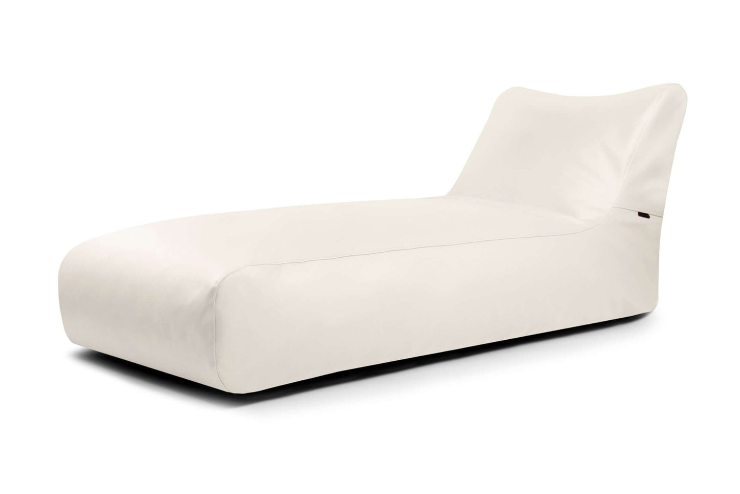 La Bean bag Sunbed 90 Outside es una moderna tumbona ergonómica de color blanco con un diseño suave y minimalista y un respaldo ligeramente elevado, perfecta para su uso en exteriores, que se muestra sobre un fondo blanco liso.