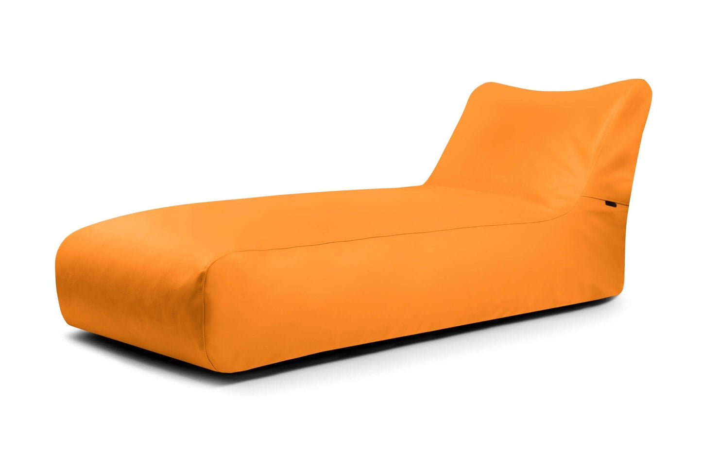 La tumbona Bean bag 90 Outside es una moderna tumbona sin brazos de color naranja con el respaldo ligeramente reclinado, perfecta para relajarse con estilo al aire libre sobre un fondo blanco liso.