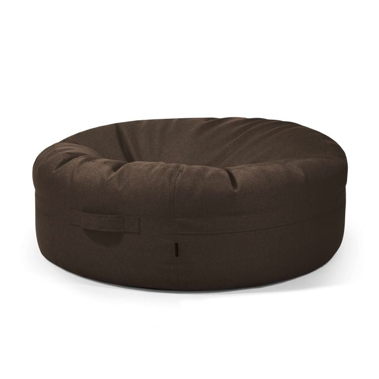 El Puff gigante redondo de tela lavable 135×135×50 cm ROLL 135 NORDIC, ideal para salón moderno, se muestra con su funda suave y asa lateral sobre fondo blanco, brindando un asiento ergonómico y cómodo.