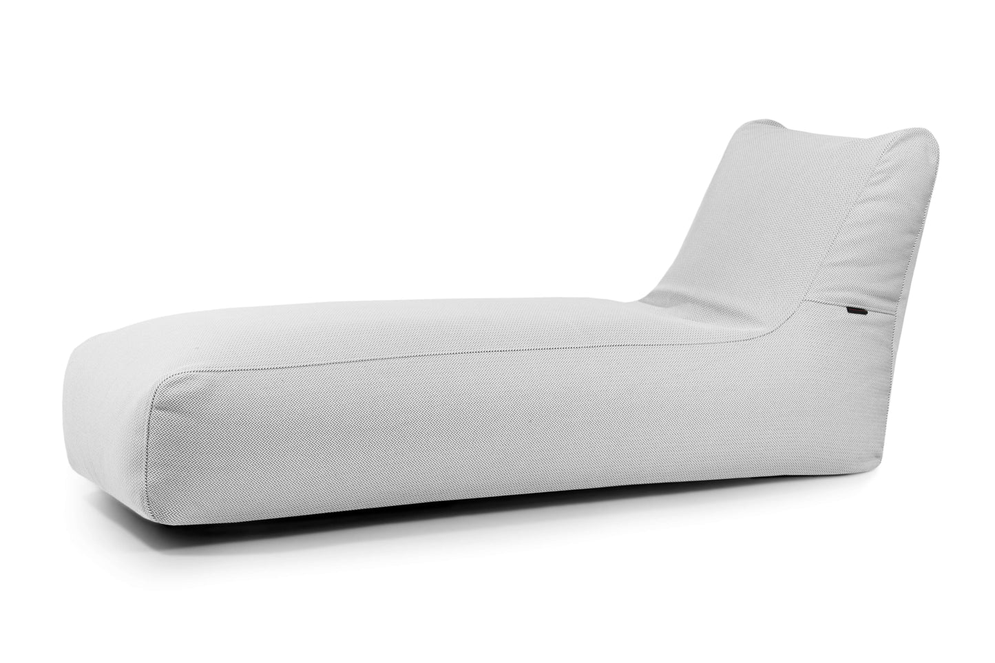 El Bean bag Sunbed Canaria es una moderna tumbona de exterior de color gris claro, de perfil bajo y respaldo suavemente reclinado, inspirada en el relajado estilo tumba tipo puff, que se muestra sobre un fondo blanco.