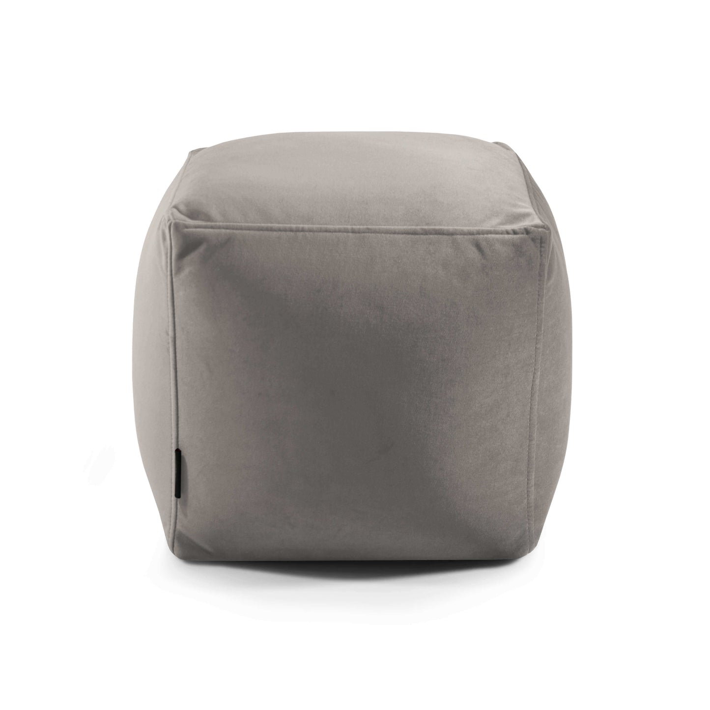 El Puff cuadrado de terciopelo 45×45×40 cm UP BARCELONA es un puf gris compacto con diseño cúbico y bordes redondeados, ideal para dormitorio o salón, mostrado sobre fondo blanco.