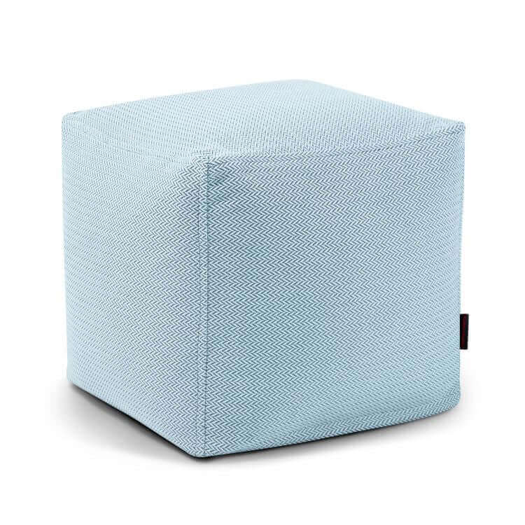 ¡Otomana cúbica azul claro con un sutil diseño de espiga, de la colección Pouf Up! Canaria - colección de uso exterior-perfecta como movilero versátil sobre un fondo blanco liso.